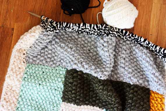 scrap yarn seed stitch blanket (click through for how-do video)